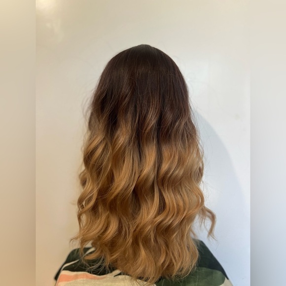 Wavy Medium Short Wig Balayage Blonde - Realistic Look - Picture 6 of 9